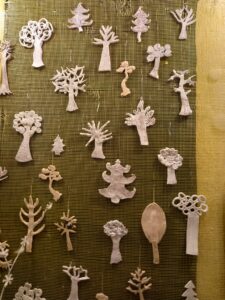 Apsnigti medžiai: mokinių keramikos paroda